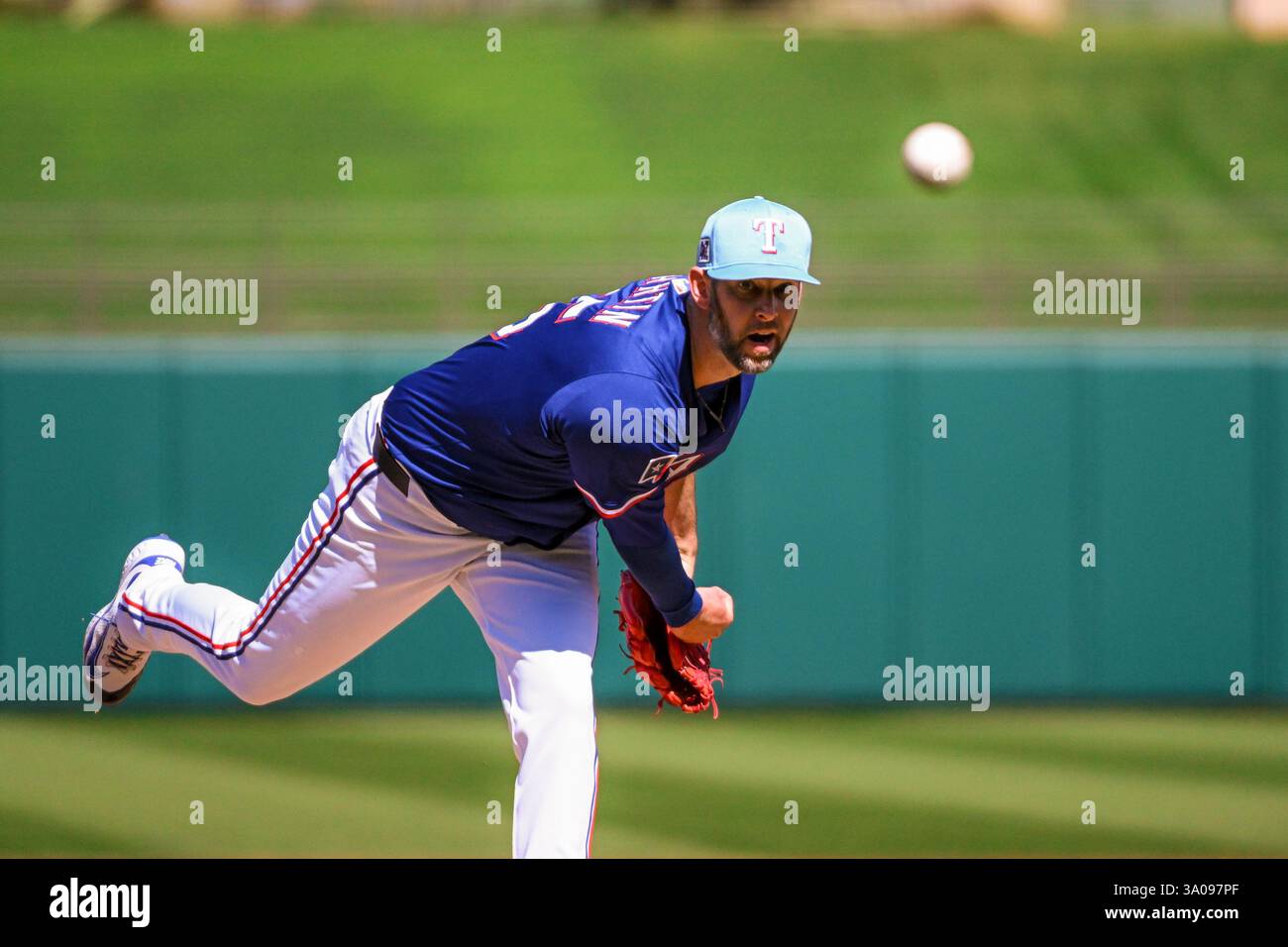 Chris Martin (55), lanceur des Texas Rangers, affronte les Diamondbacks de l'Arizona dans la quatrième manche d'un match de baseball d'entraînement de printemps de la MLB, le dimanche 2 mars 2025, à surprise, Arizona. Les Rangers ont battu les Diamondbacks 6-3 (Thomas Fernandez/image of Sport). Banque D'Images