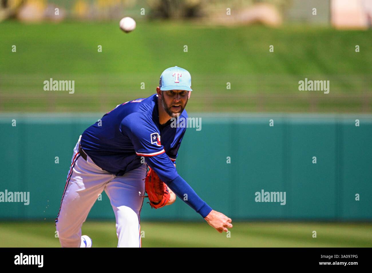 Chris Martin (55), lanceur des Texas Rangers, affronte les Diamondbacks de l'Arizona dans la quatrième manche d'un match de baseball d'entraînement de printemps de la MLB, le dimanche 2 mars 2025, à surprise, Arizona. Les Rangers ont battu les Diamondbacks 6-3 (Thomas Fernandez/image of Sport). Banque D'Images