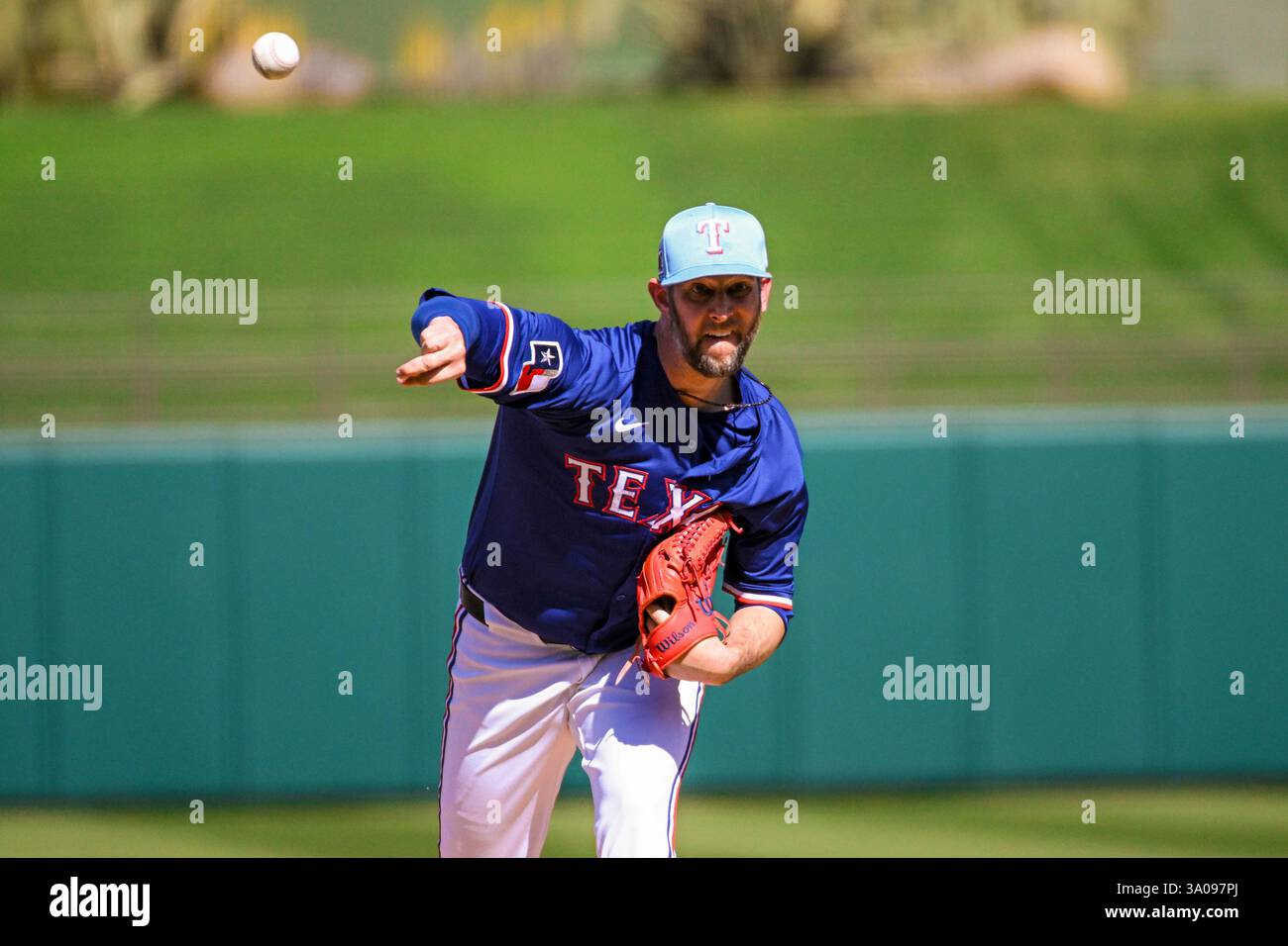 Chris Martin (55), lanceur des Texas Rangers, affronte les Diamondbacks de l'Arizona dans la quatrième manche d'un match de baseball d'entraînement de printemps de la MLB, le dimanche 2 mars 2025, à surprise, Arizona. Les Rangers ont battu les Diamondbacks 6-3 (Thomas Fernandez/image of Sport). Banque D'Images