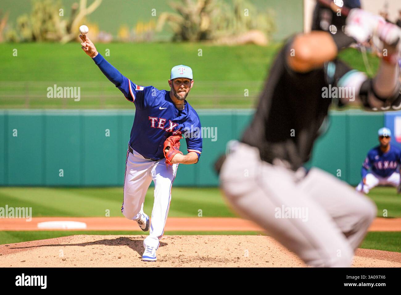 Chris Martin (55), lanceur des Texas Rangers, affronte les Diamondbacks de l'Arizona dans la quatrième manche d'un match de baseball d'entraînement de printemps de la MLB, le dimanche 2 mars 2025, à surprise, Arizona. Les Rangers ont battu les Diamondbacks 6-3 (Thomas Fernandez/image of Sport). Banque D'Images