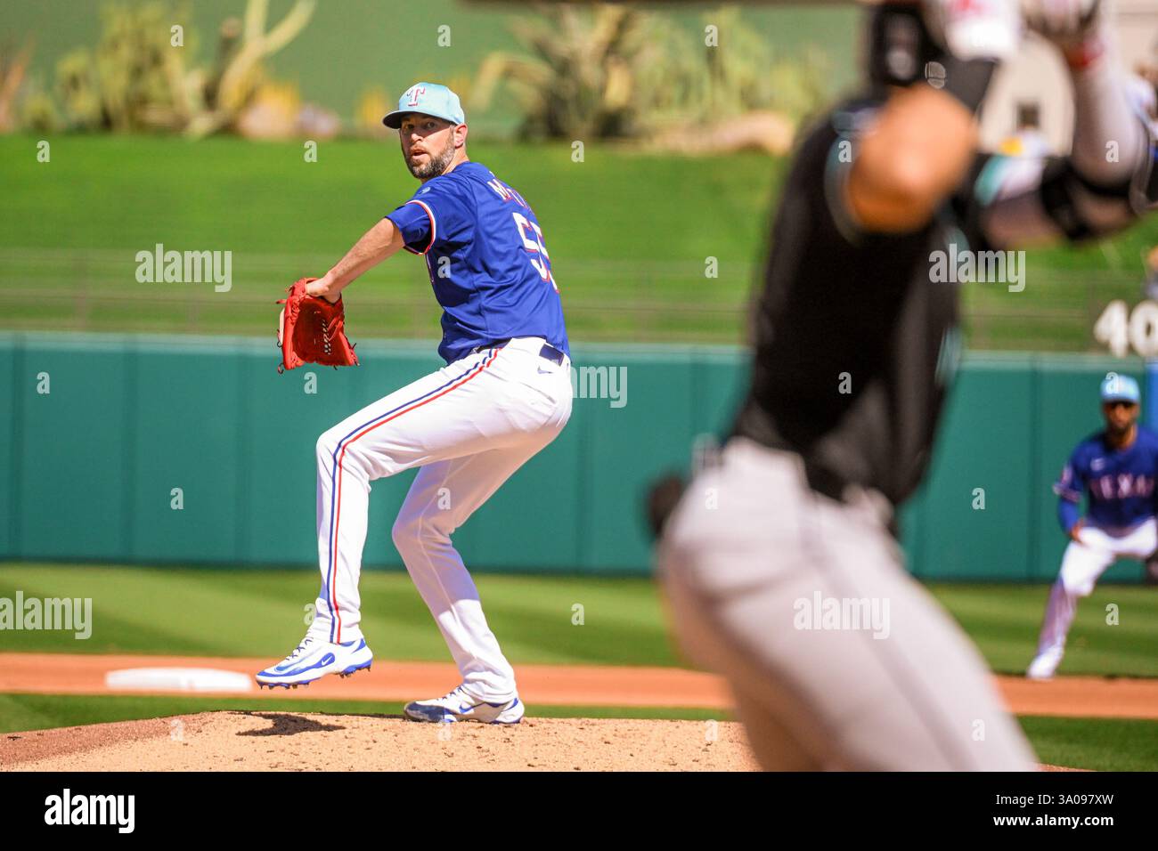 Chris Martin (55), lanceur des Texas Rangers, affronte les Diamondbacks de l'Arizona dans la quatrième manche d'un match de baseball d'entraînement de printemps de la MLB, le dimanche 2 mars 2025, à surprise, Arizona. Les Rangers ont battu les Diamondbacks 6-3 (Thomas Fernandez/image of Sport). Banque D'Images