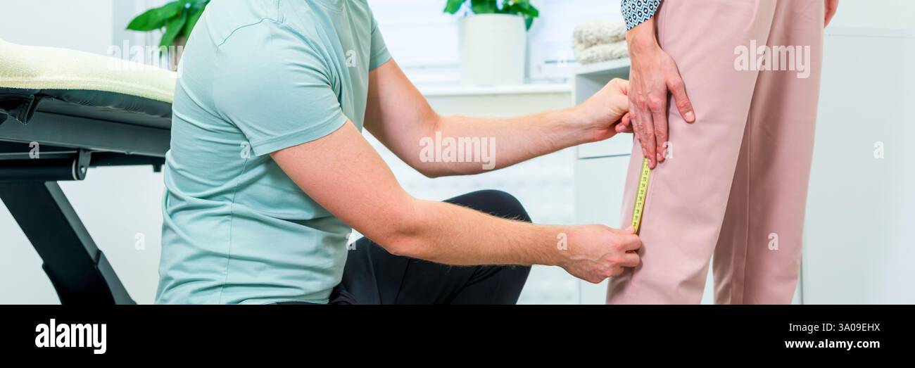 Jeune femme atteinte de lombalgies en physiothérapie. Chiropraticien examinant la patiente à l'aide d'un ruban à mesurer pour déterminer le niveau de mobilité. Banque D'Images