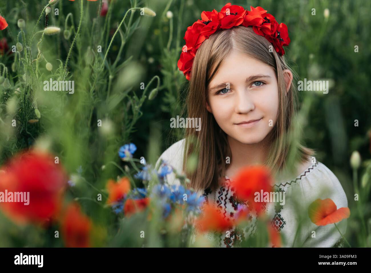 Journée de la Constitution ukrainienne. 24 août. Fête patriotique. portrait extérieur. Fille en broderie traditionnelle collectant des coquelicots dans le champ. Blooming Poppi Banque D'Images