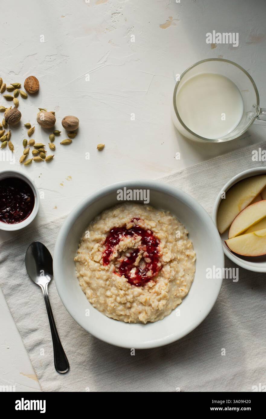 Petit déjeuner avec flocons d'avoine et tranches de pomme Banque D'Images
