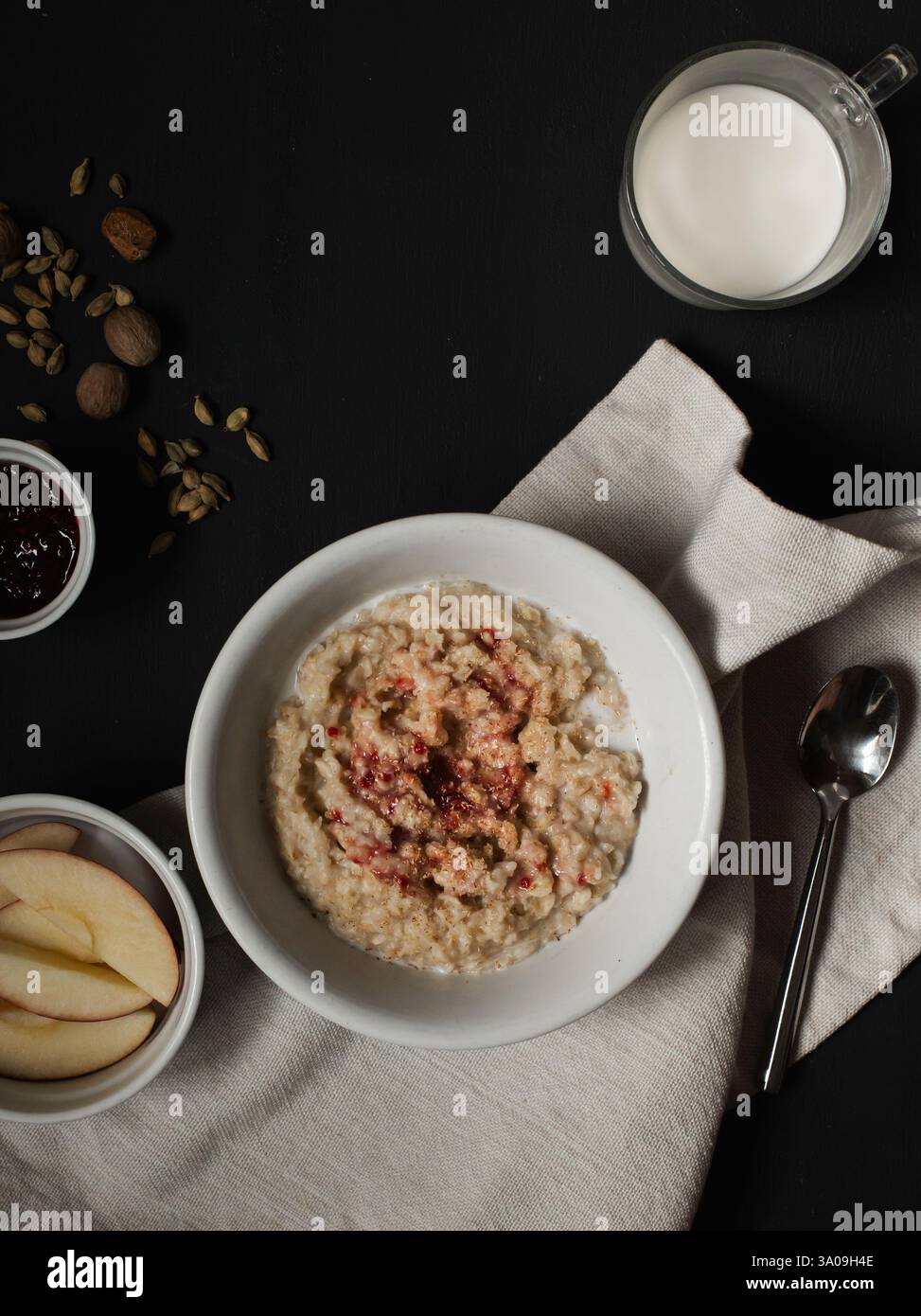 Petit déjeuner sur table avec flocons d'avoine, fruits et lait Banque D'Images