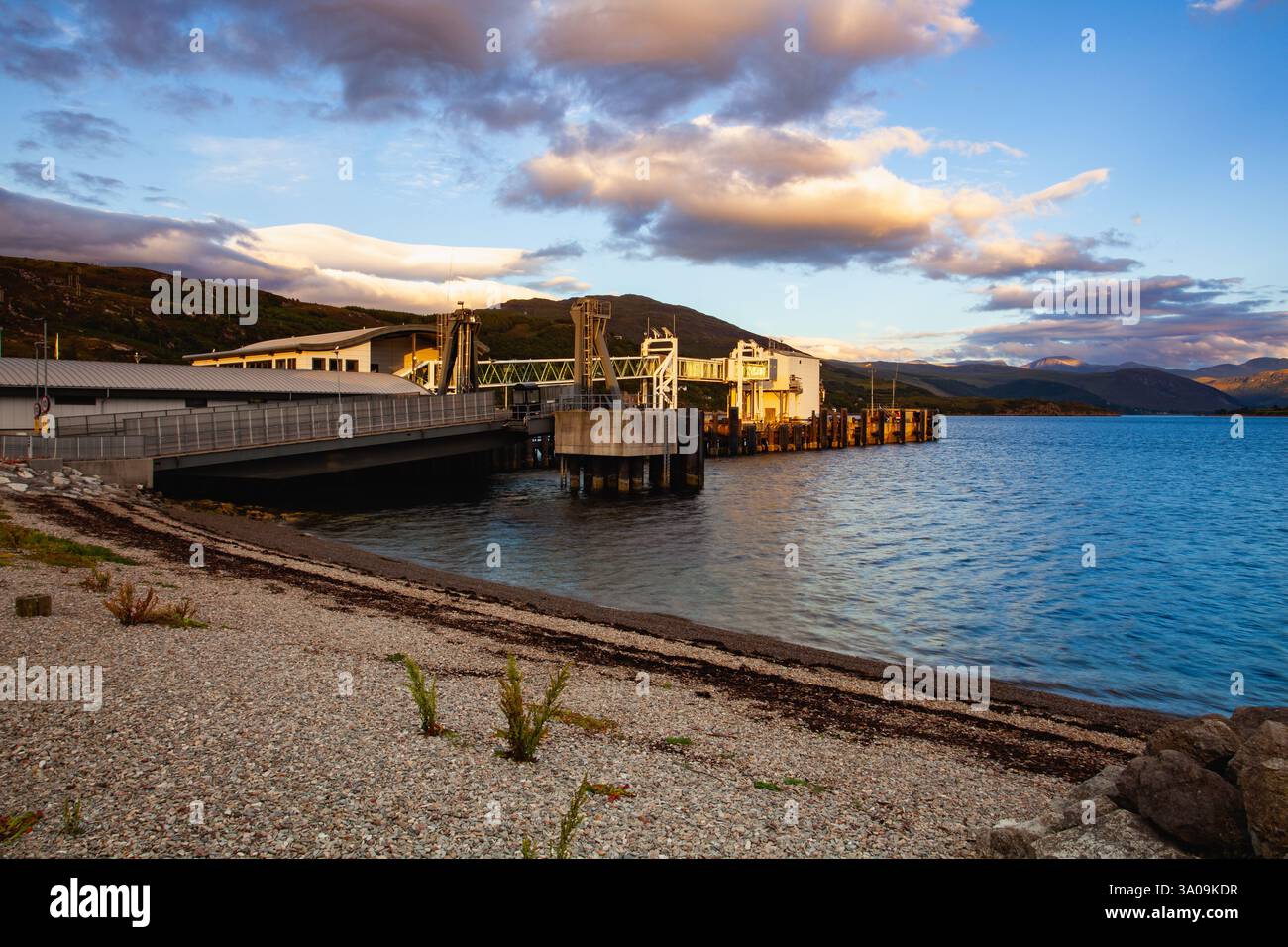 Terminal de ferry d'Ullapool au coucher du soleil. Le terminal se trouve à pied di Banque D'Images