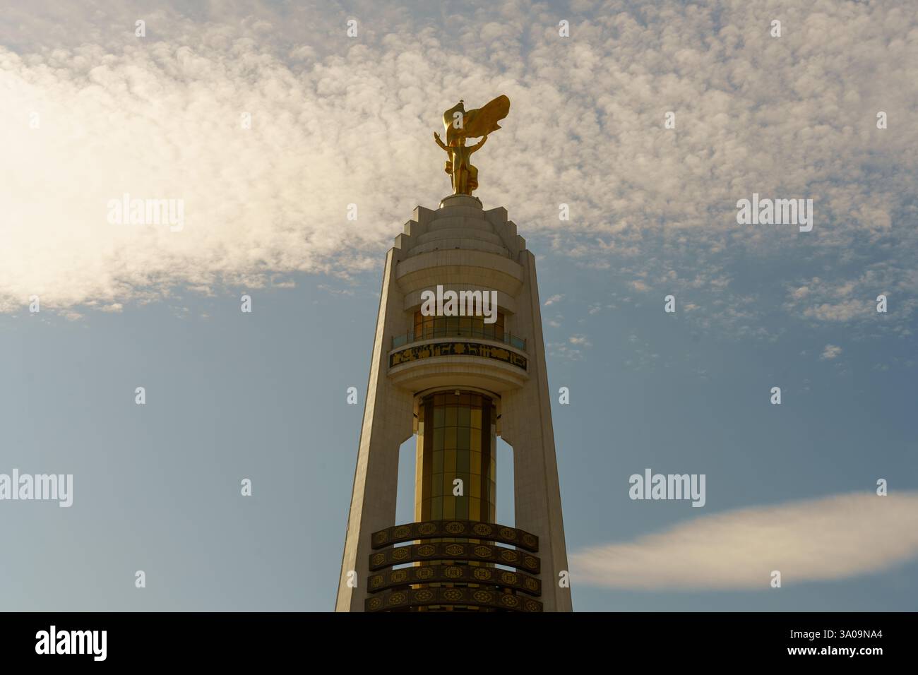 Un grand bâtiment avec une statue d'or sur le dessus Banque D'Images Un grand bâtiment avec une statue d'or sur le dessus Banque D'Images