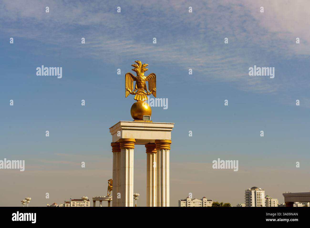 Un aigle doré est assis au sommet d'un piédestal blanc Banque D'Images Un aigle doré est assis au sommet d'un piédestal blanc Banque D'Images