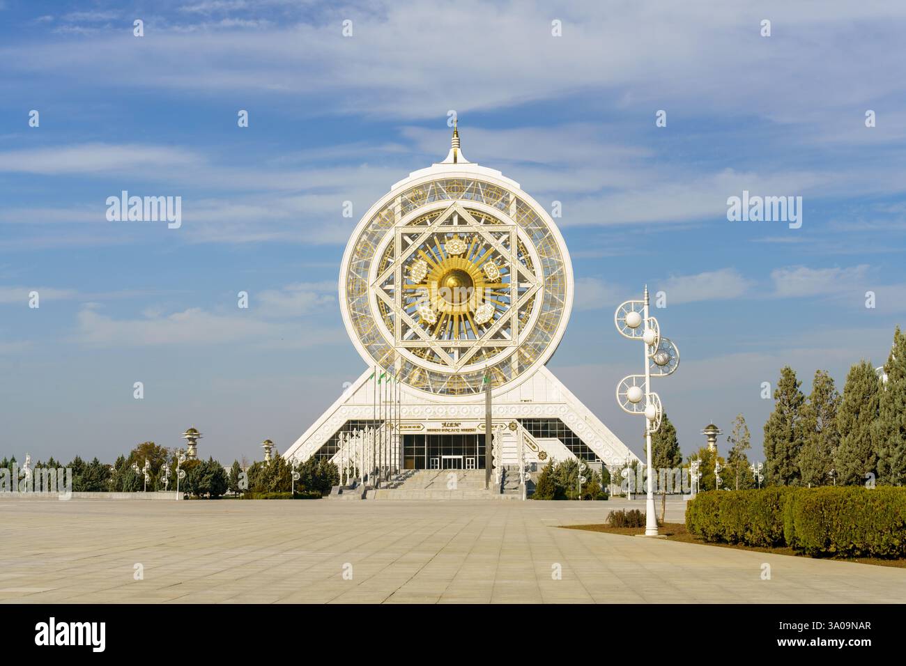 Un grand bâtiment blanc avec un cercle doré sur le dessus Banque D'Images