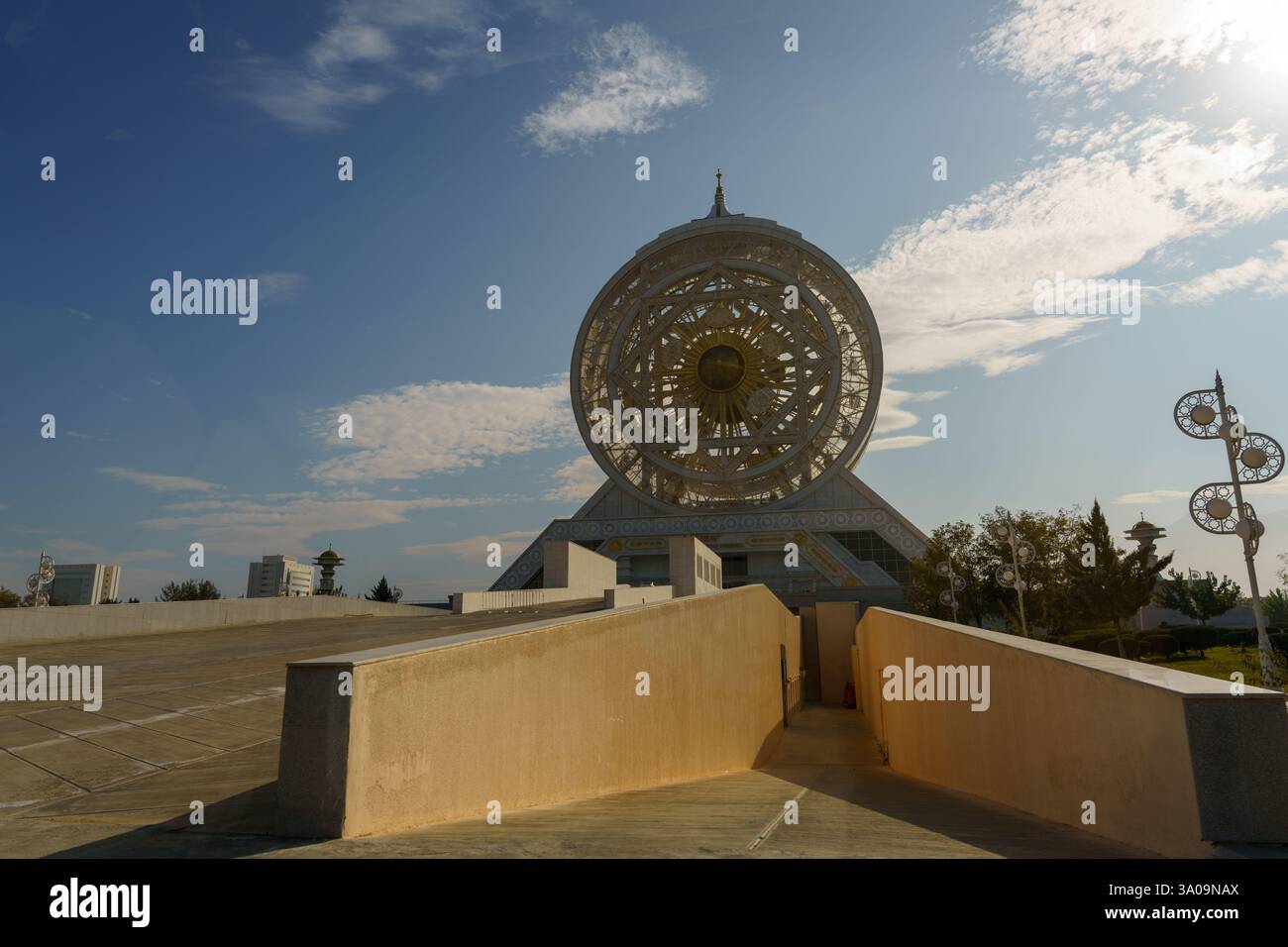 Une grande roue blanche avec un soleil jaune au centre Banque D'Images