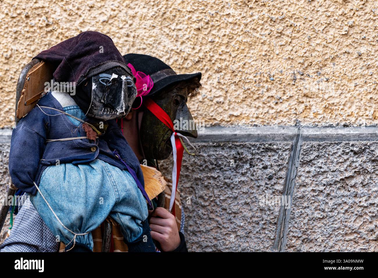 Shignano (Italie) 03/25 : le défilé du carnaval de Schignano est l'un des carnavals traditionnels les plus célèbres du nord de l'Italie avec des masques en bois typiques et Banque D'Images