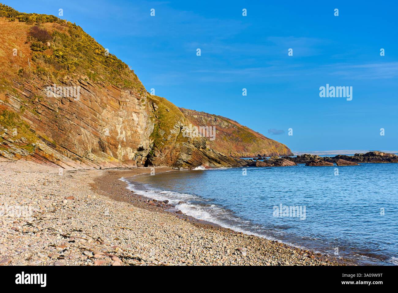 Falaises de Berriedale Caithness Scotland au-dessus de la plage de galets ou de pierres Banque D'Images