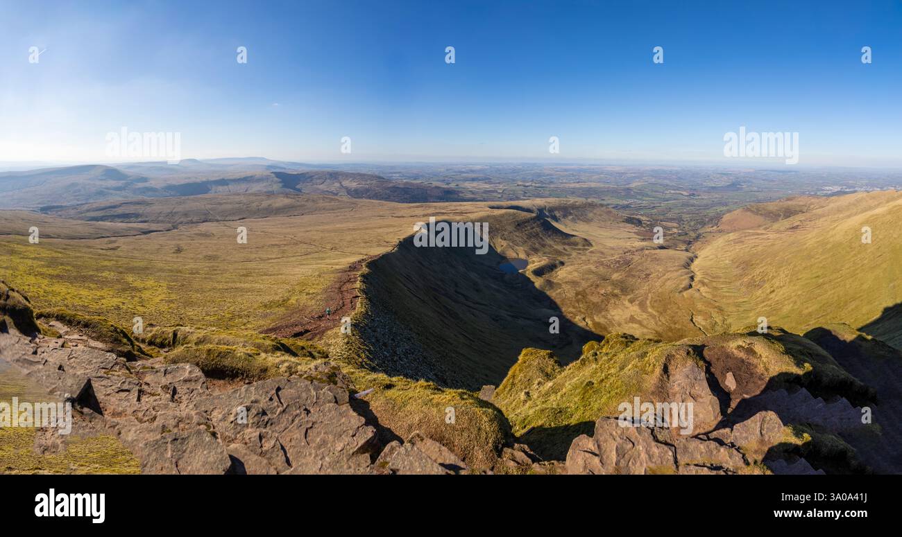 La vue depuis le sommet de Pen y fan, le plus haut sommet des Brecon Beacons dans le sud du pays de Galles. Banque D'Images