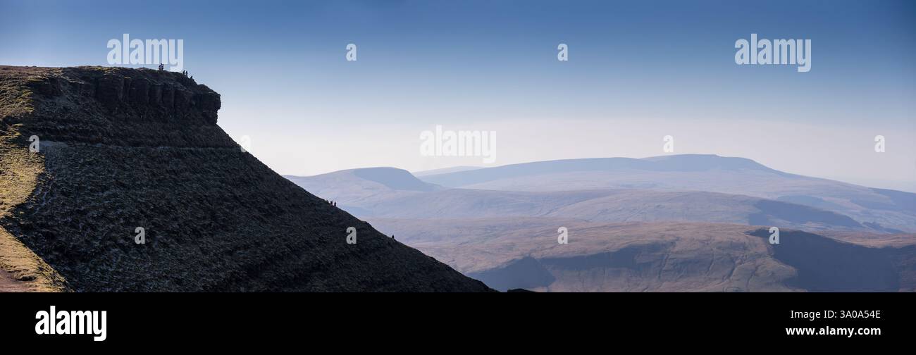 La vue depuis le sommet de Pen y fan, le plus haut sommet des Brecon Beacons dans le sud du pays de Galles. Banque D'Images