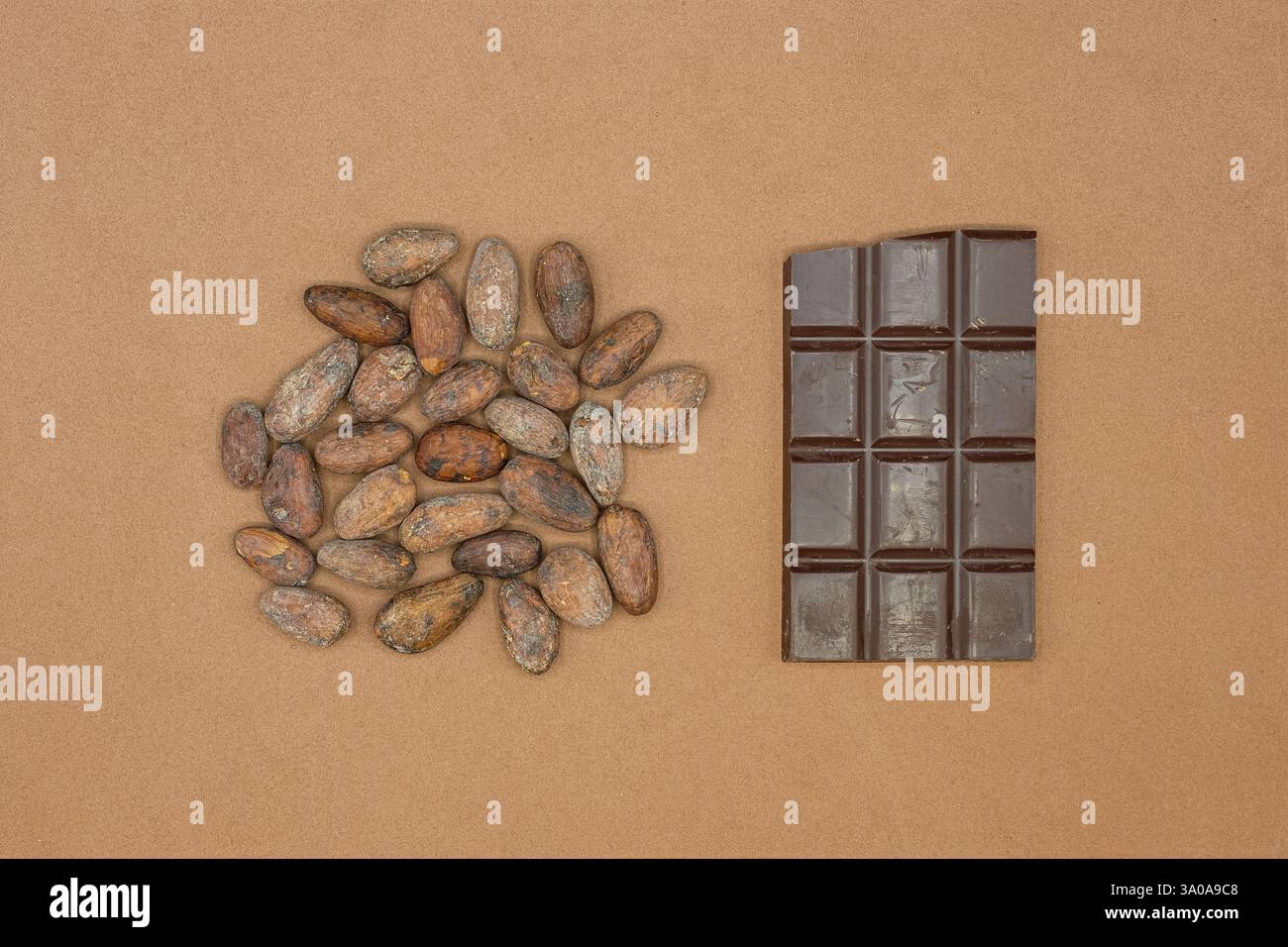 Fèves de cacao. Barre chocolatée. Fond de couleur Pérou. Technologie de production de chocolat. Banque D'Images