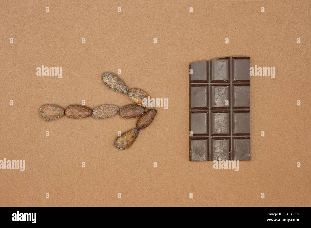 Fèves de cacao. Barre chocolatée. Fond de couleur Pérou. Technologie de production de chocolat. Banque D'Images