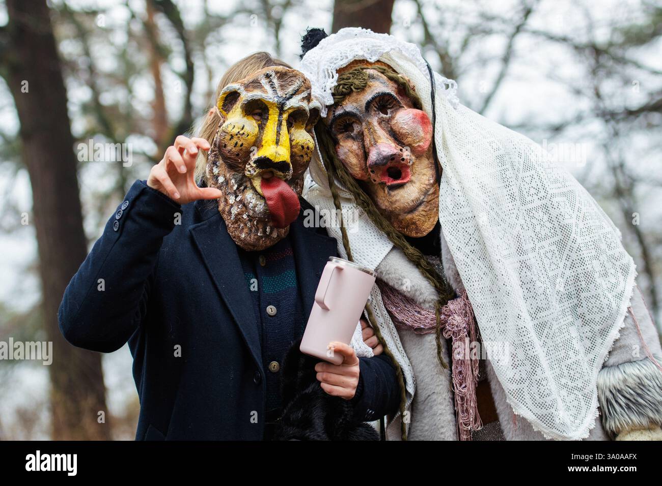 Couple avec des masques traditionnels d'ours à Rumsiskes, Lituanie pendant Uzgavenes, un festival folklorique lituanien pendant Banque D'Images