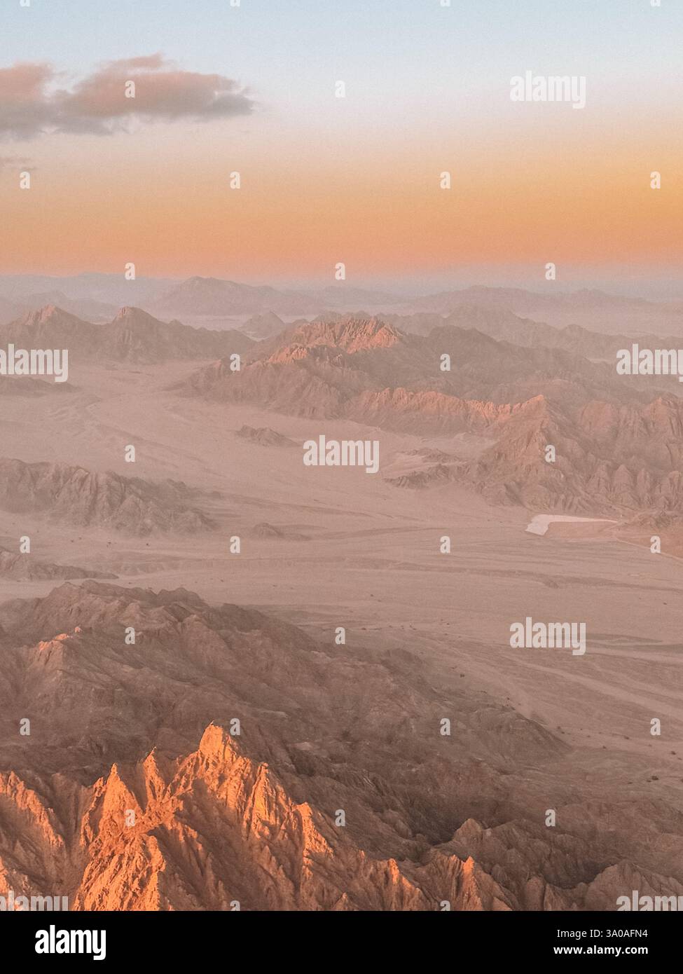 Une photo à couper le souffle des montagnes du Sinaï en Égypte au coucher du soleil, avec des pics accidentés baignés de lumière dorée chaude. - Image de stock capturée avec un smartphone