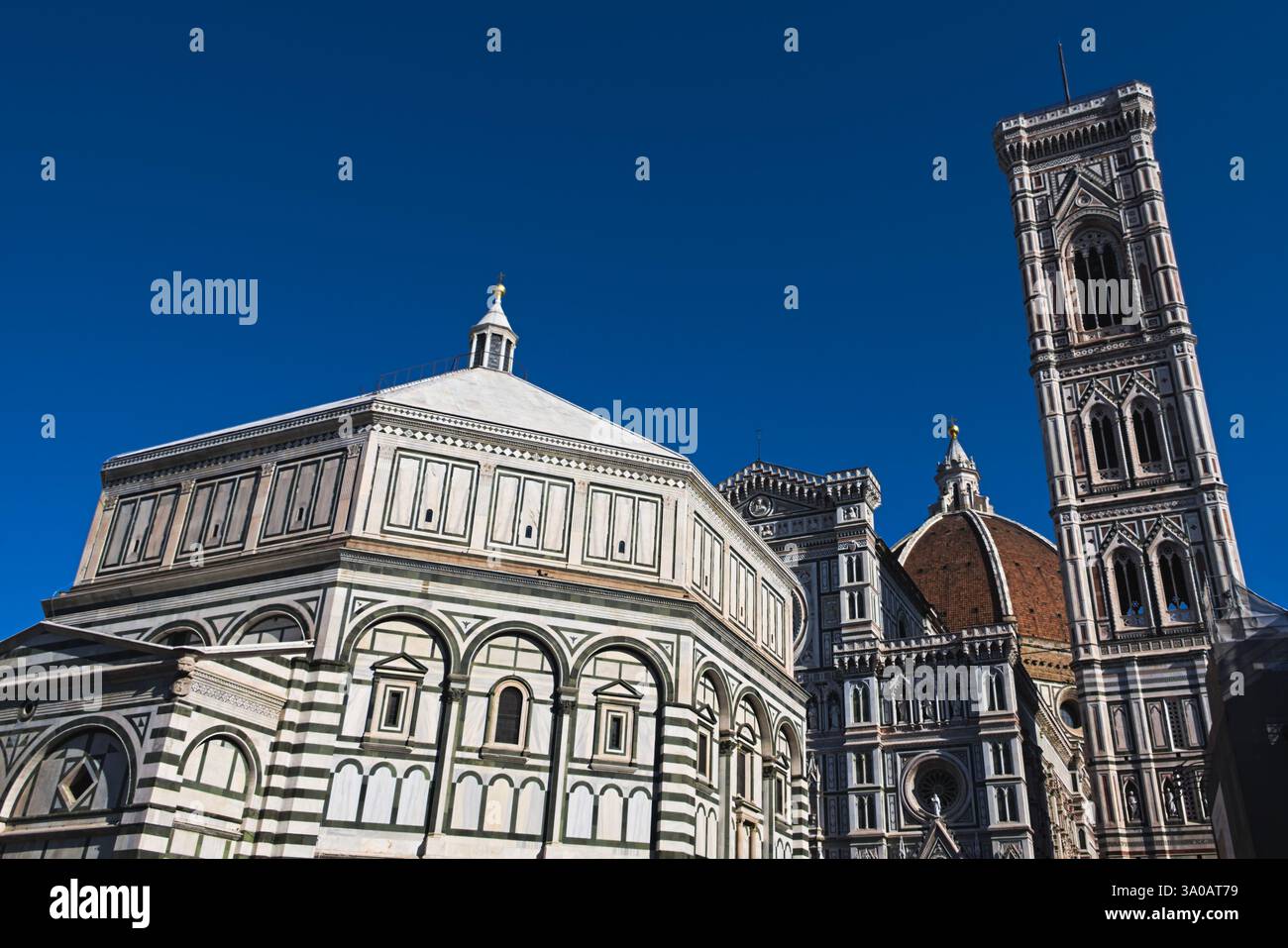 Le Baptistère de Saint Jean (italien : Battistero di San Giovanni), à côté de la cathédrale de Florence et du clocher de Giotto. Banque D'Images