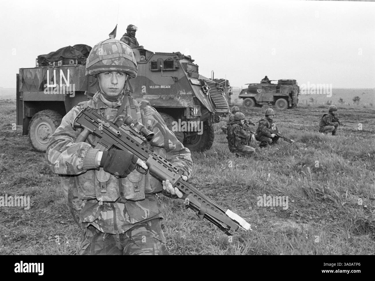 Un gardien de la paix des Nations Unies prend part à une répétition du champ de bataille sur la plaine de Salisbury Wiltshire Angleterre vers 1993 Banque D'Images