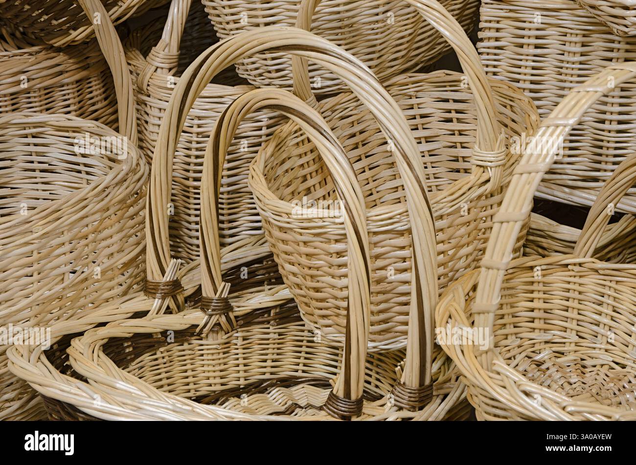 Une variété de paniers de différentes formes et tailles, tissés à partir d'osier naturel, gros plan, fond abstrait Banque D'Images