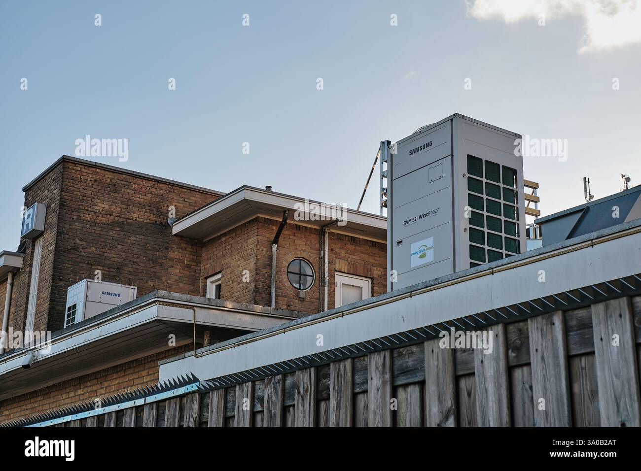 1 mars 2025 - Assen, pays-Bas : un bâtiment historique en briques des années 1930 au Veemarkt à Assen, avec des détails architecturaux classiques tels qu'un rond Banque D'Images
