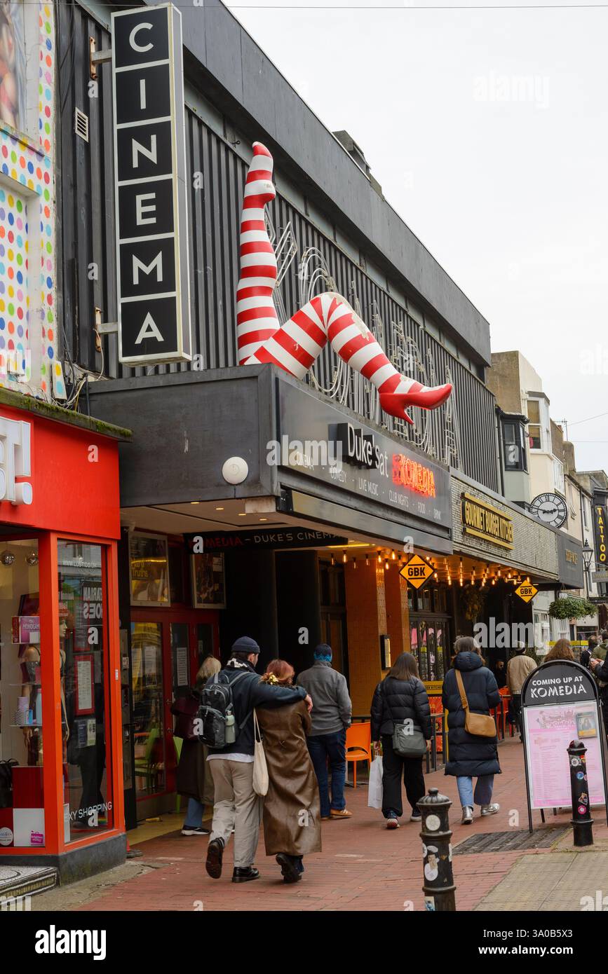 Duke's Komedia cinéma à Gardner Street, The Lanes, Brighton avec des jambes en bas rayés roses et blancs ci-dessus. Banque D'Images