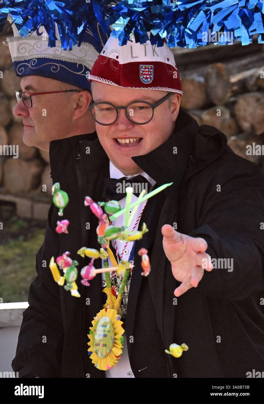 Altenbergen, Allemagne. 03 mars 2025. Mario Voigt (CDU), ministre-président de Thuringe, lance des bonbons lors de la traditionnelle parade du lundi des roses à Altenbergen. Le défilé du carnaval a lieu depuis 1977 et dix clubs de carnaval de la région y participent cette année. Crédit : Martin Schutt/dpa/Alamy Live News Banque D'Images