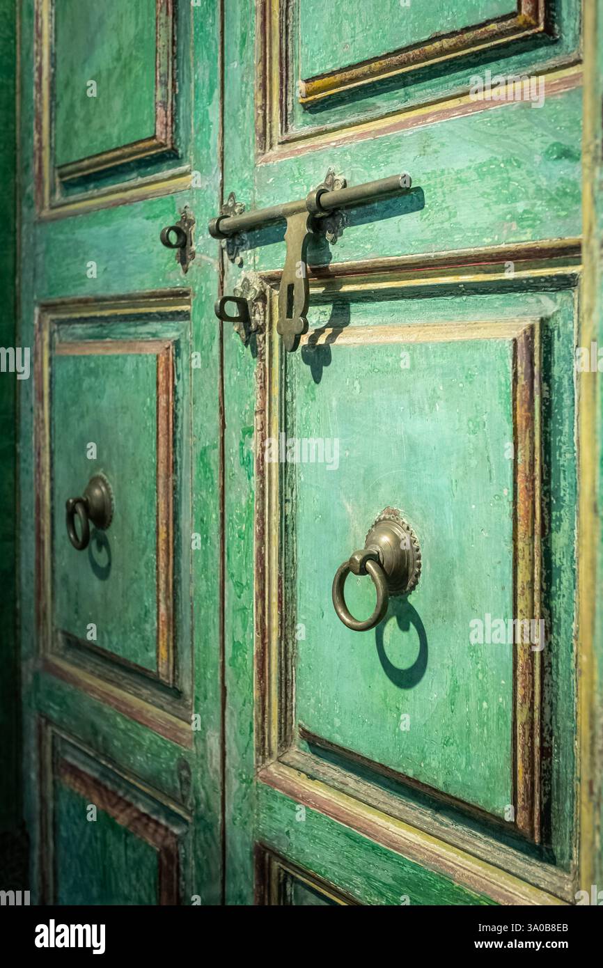 Portes doubles en bois avec détails en fer. Porte en bois vintage gros plan. Entrée du bâtiment fermée. Porte médiévale massive. Façade de maison dans le style ancien. Banque D'Images