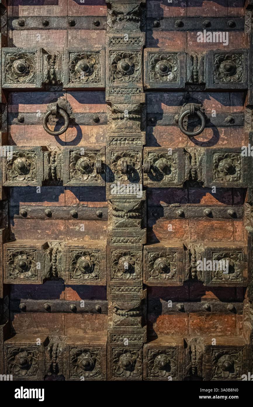 Portes doubles en bois avec détails en fer. Porte en bois vintage gros plan. Entrée du bâtiment fermée. Porte médiévale massive. Façade de maison dans le style ancien. Banque D'Images