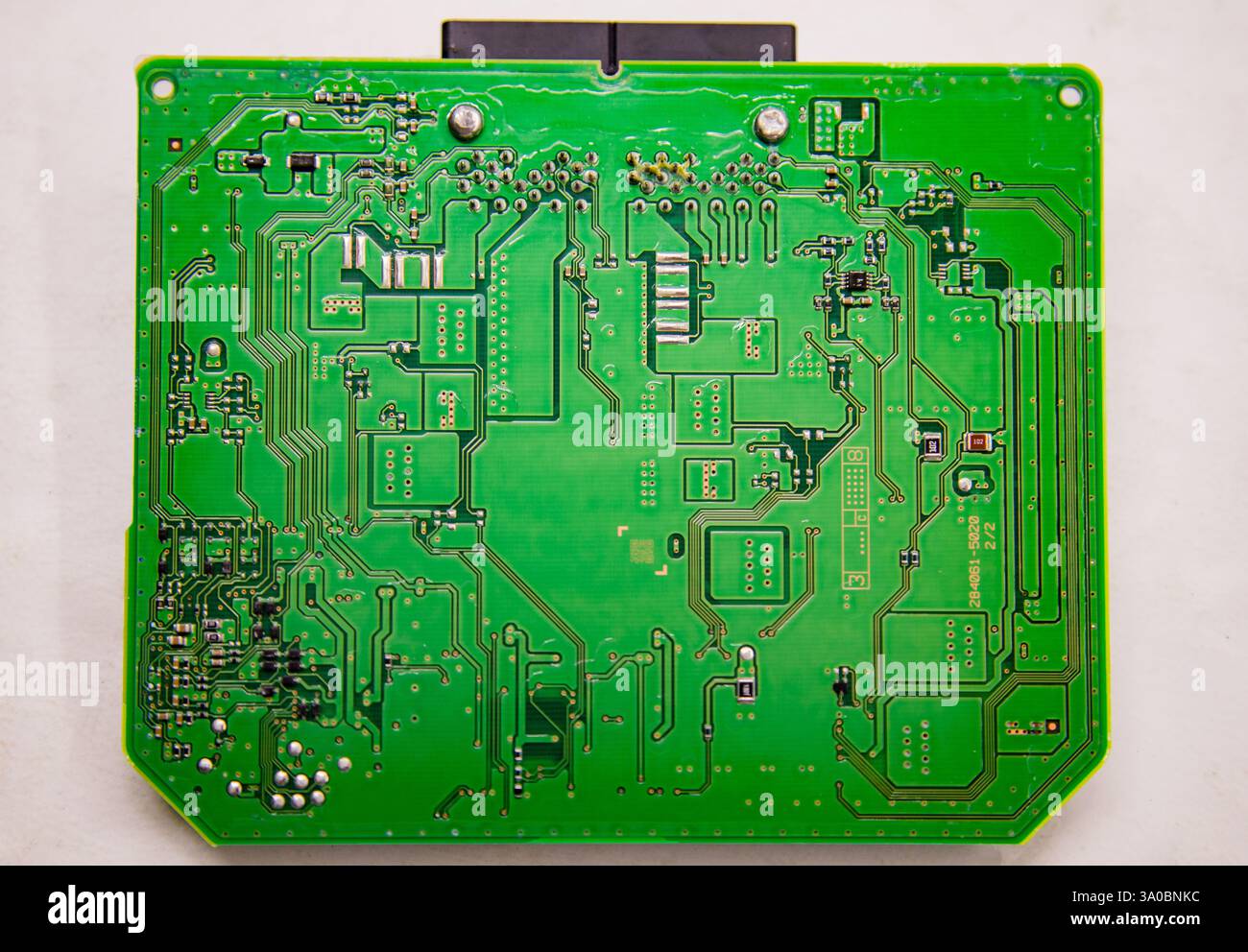 Arrière-plan et texture d'une carte de circuit imprimé avec des micropuces et des puces d'un module de sécurité automobile Banque D'Images