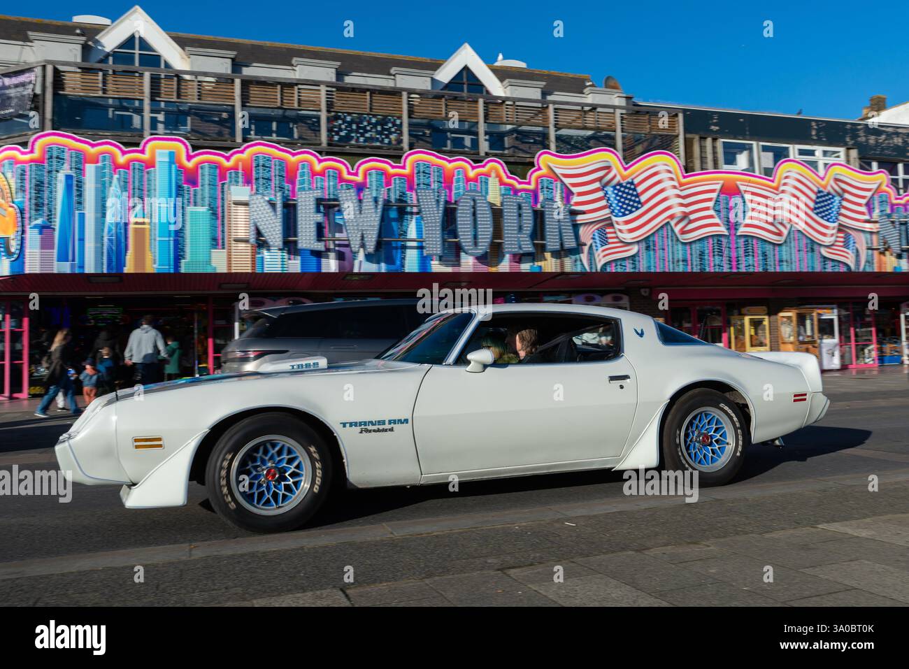 Pontiac Firebird TRANS Am, TRANS Am Firebird car Driving on Marine Parade, Southend on Sea, Essex, Royaume-Uni. Automobile des années 1970 passant devant l'arcade New-yorkaise Banque D'Images