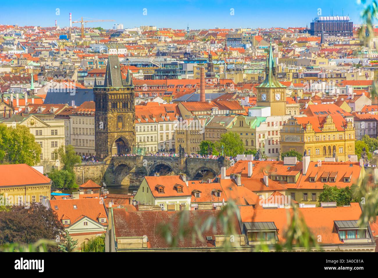 Une vue panoramique à couper le souffle depuis la haute ville de Prague, mettant en valeur l'emblématique pont Charles et le centre-ville historique Banque D'Images