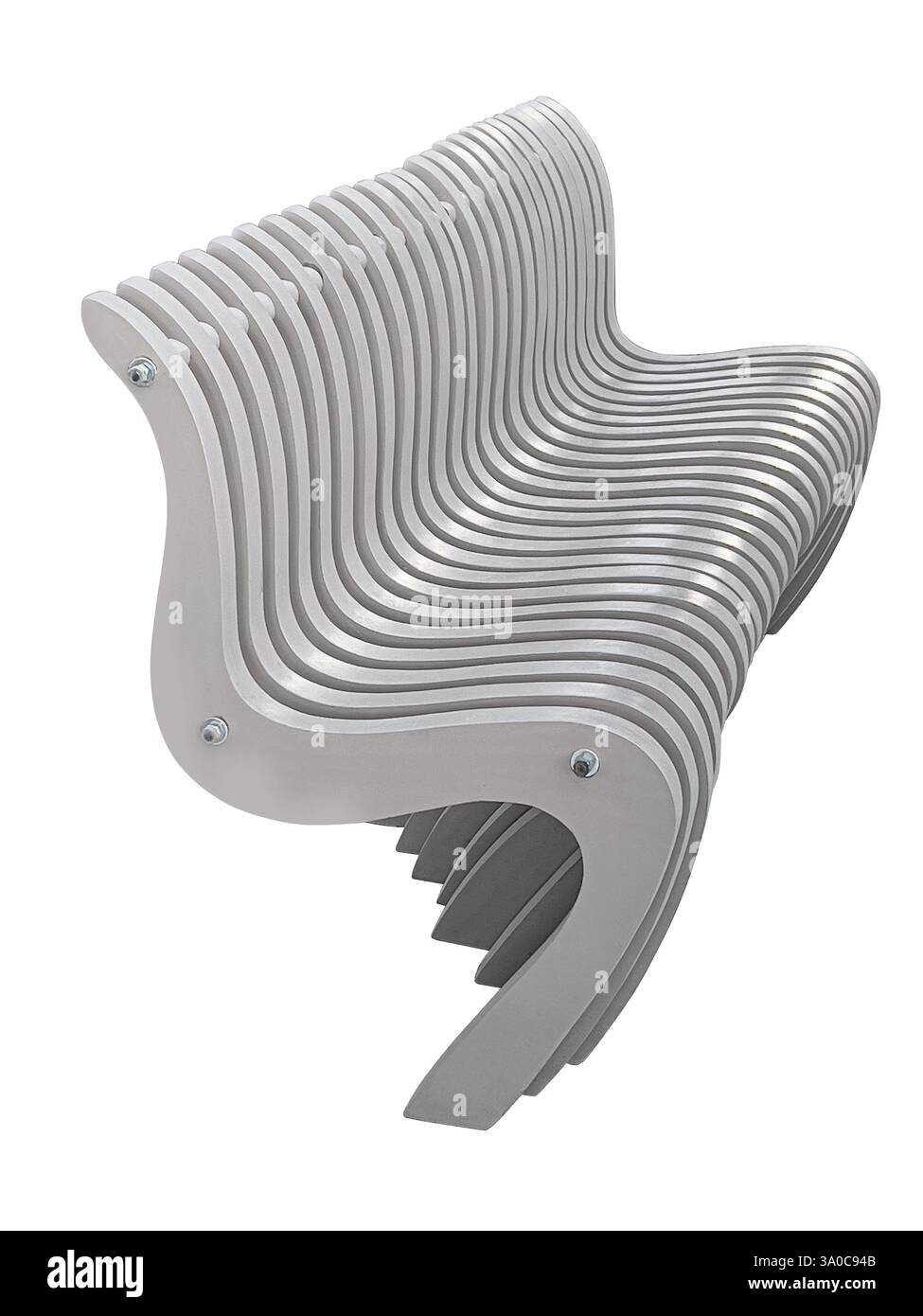 Banc blanc élégant avec des lignes courbes et plusieurs couches créant une disposition unique et confortable des sièges découpés Banque D'Images