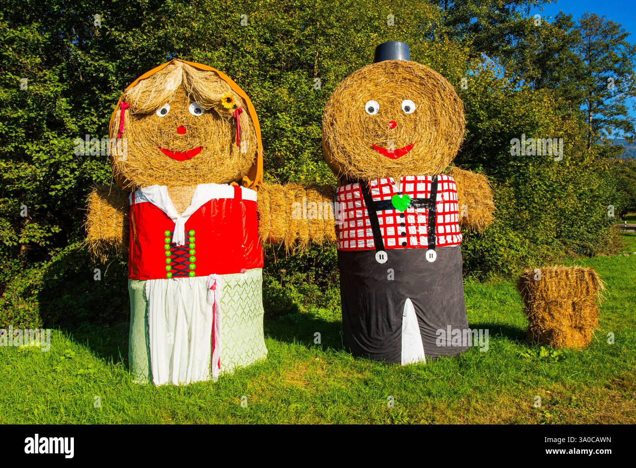 Agriculteur et la femme comme une poupée de paille Sasbachwalden, Forêt-Noire, Bade-Wurtemberg, Allemagne Banque D'Images
