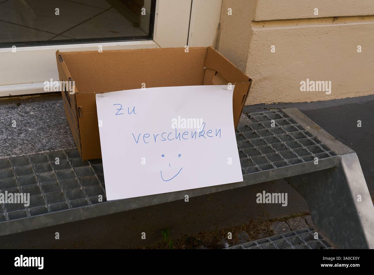 Signe avec l'inscription allemande zu verschenken dans le centre-ville d'Erfurt, Allemagne. Traduction : pour donner Banque D'Images
