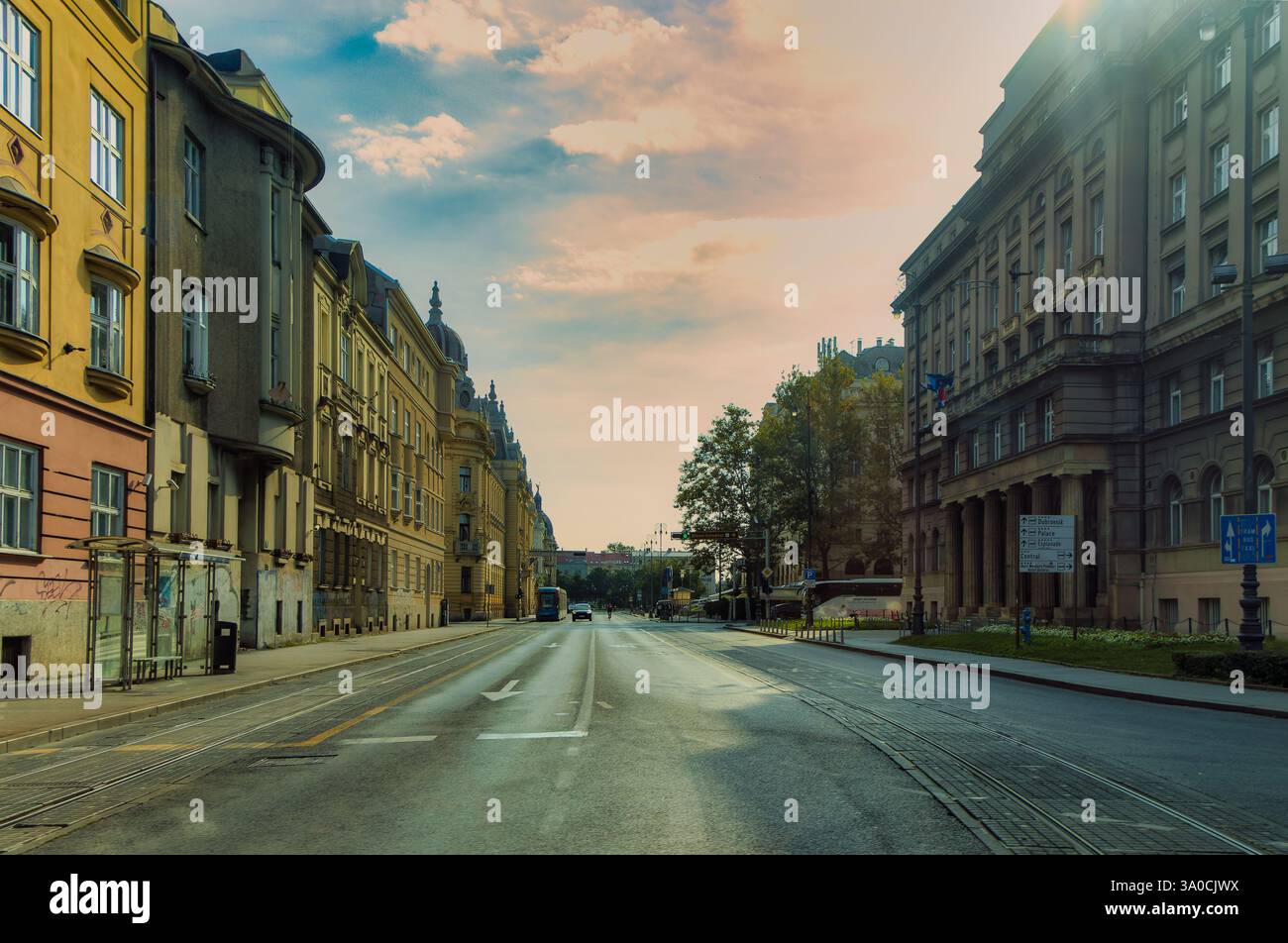 Zagreb, Croatie. Paysage urbain de Antun Mihanovic Street, gare principale de Zagreb, parc Ledeni, centre commercial Importanne Centar, WWF Adria et jardin botanique N Banque D'Images