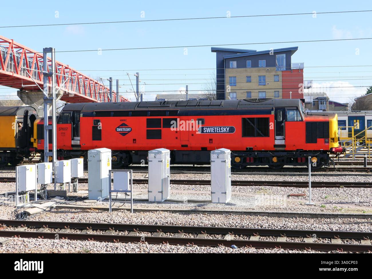 Swietelsky Class 37 diesel 37607 avec train d'inspection aérien, Cambridge, Angleterre, Royaume-Uni Banque D'Images