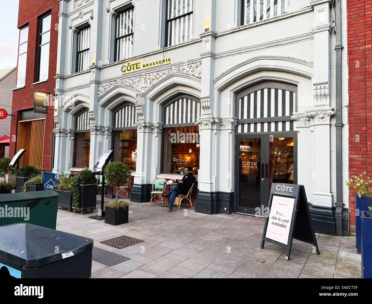 Londres, Royaume-Uni - 2 mars 2025 : façade de restaurant urbain Cote Brasserie élégante avec architecture ornée, sièges extérieurs et ambiance accueillante. Banque D'Images