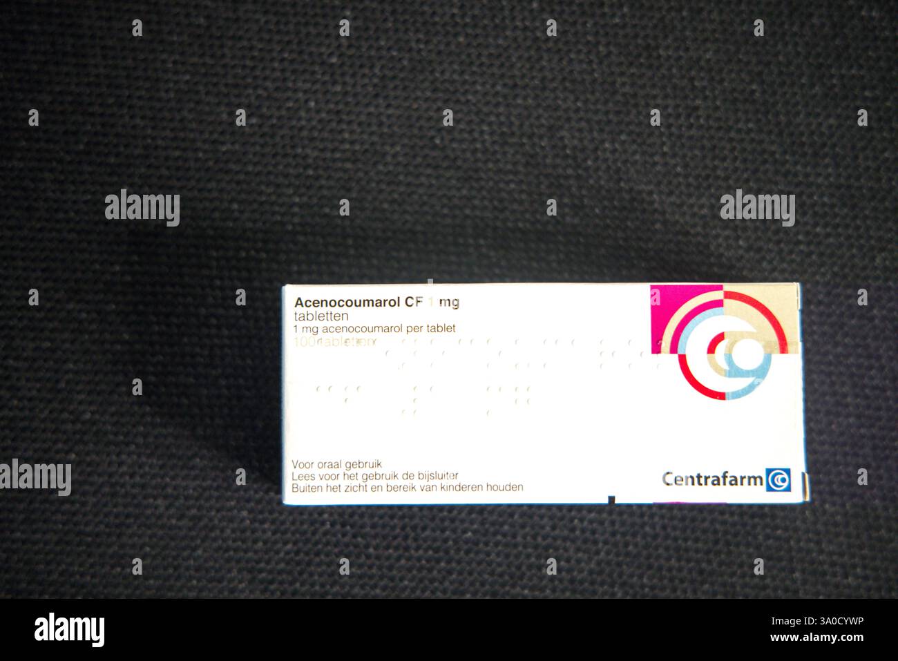 Photo de l'emballage de comprimés d'acénocoumarol produits par Centrafarm (Groupe Stada) ; anticoagulant qui fonctionne comme un antagoniste de la vitamine K (comme la warfarine) Banque D'Images