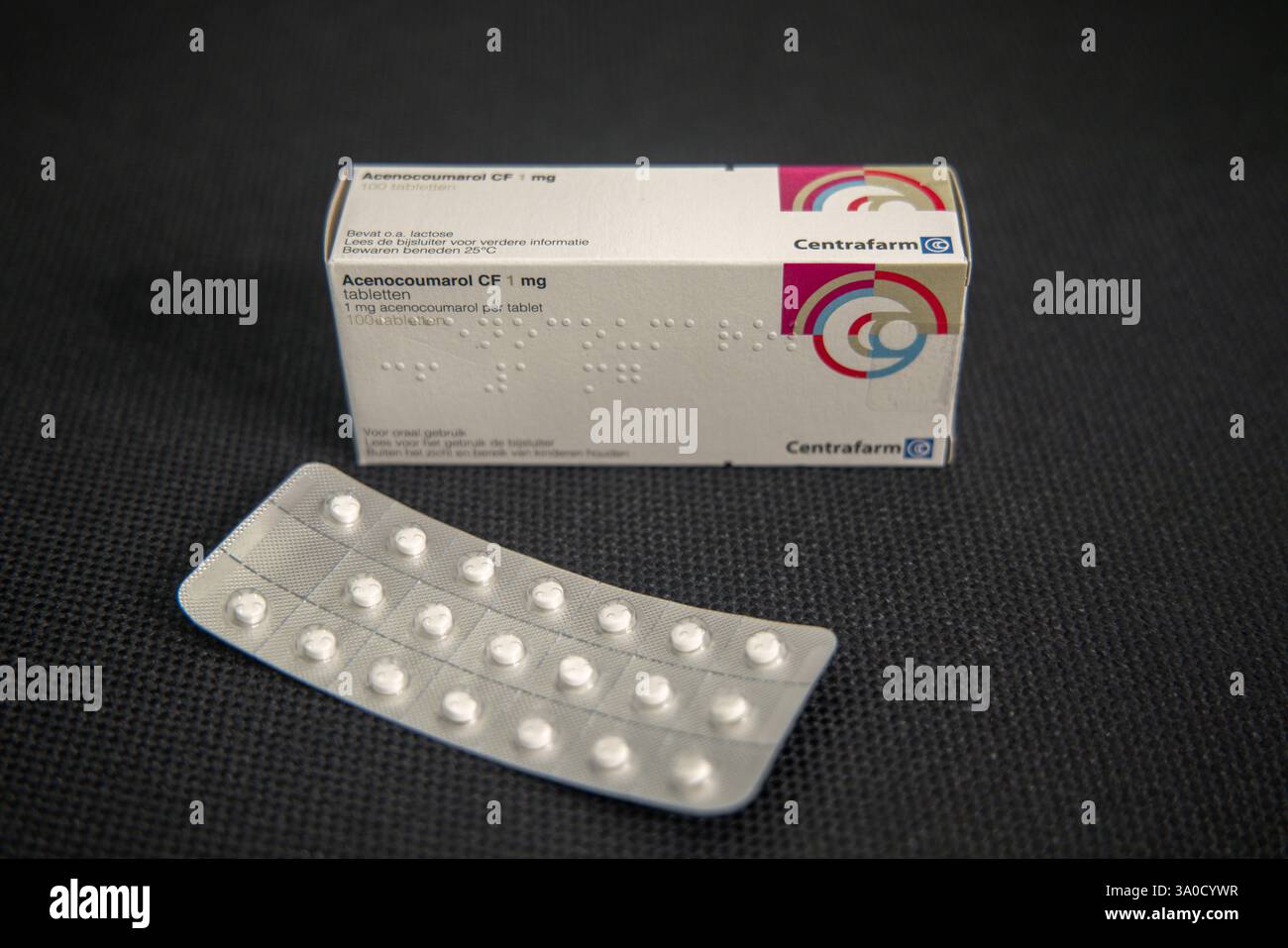Photo de l'emballage de comprimés d'acénocoumarol produits par Centrafarm (Groupe Stada) ; anticoagulant qui fonctionne comme un antagoniste de la vitamine K (comme la warfarine) Banque D'Images