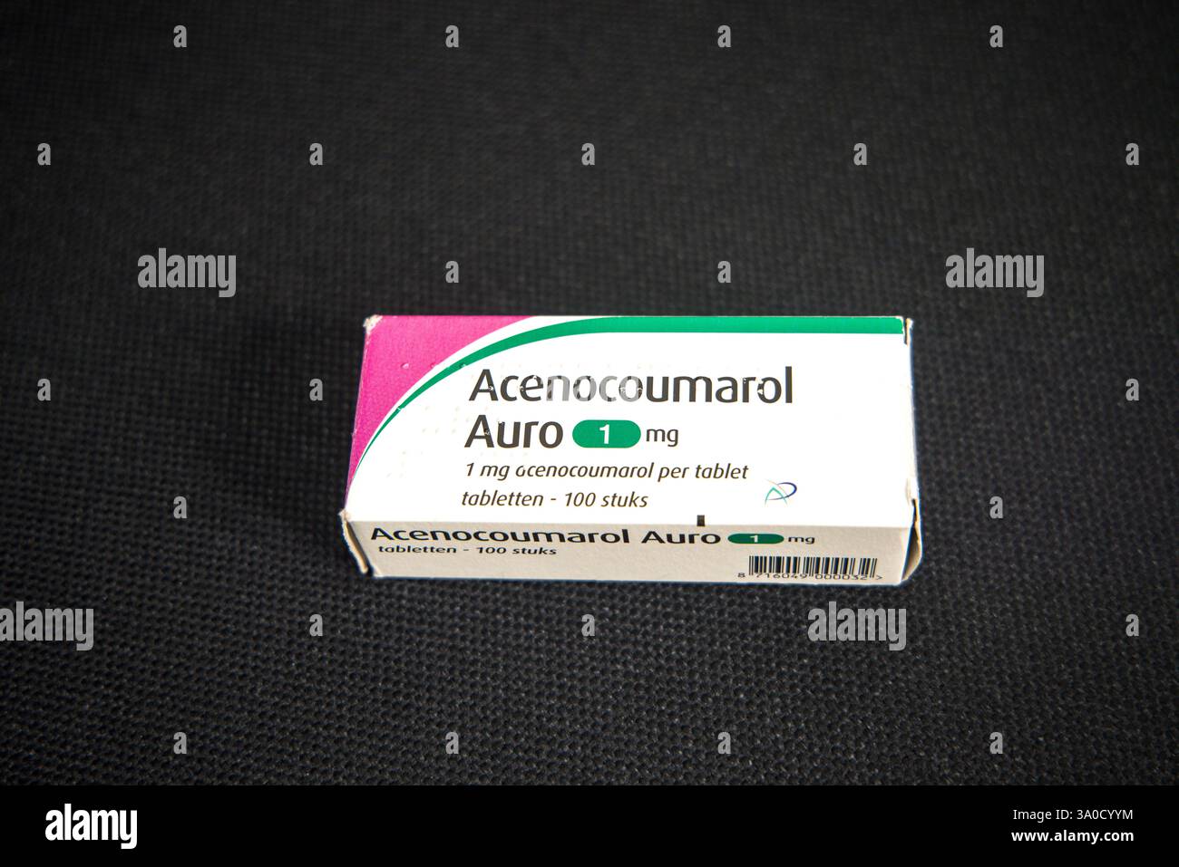 Photo d'un paquet de comprimés d'acénocoumarol auro produit par Centrafarm, Stada Group ; anticoagulant qui fonctionne comme antagoniste de la vitamine K comme la warfarine Banque D'Images