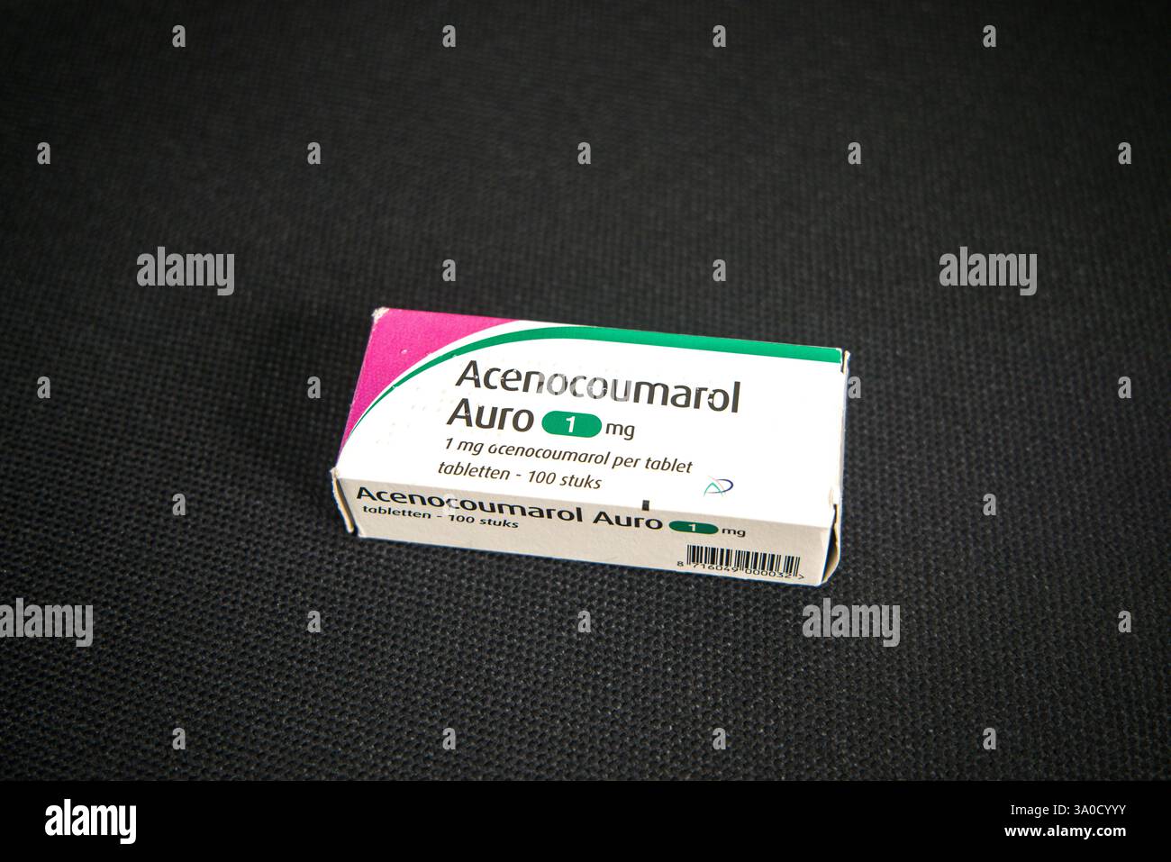 Photo d'un paquet de comprimés d'acénocoumarol auro produit par Centrafarm, Stada Group ; anticoagulant qui fonctionne comme antagoniste de la vitamine K comme la warfarine Banque D'Images