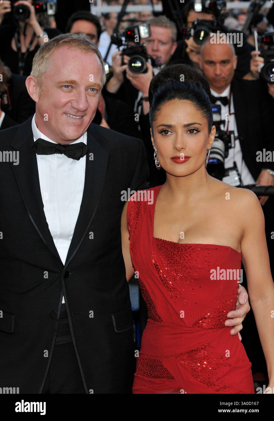 FRANCOIS PINAULT, SALMA HAYEK. Assister à la première du film 'Wall Street : Money Never Sleeps' tenue au Palais des Festivals lors du 63ème Festival international de Cannes, Cannes, France.14 mai 2010..demi-longueur noeud papillon noir tux smoking rouge une épaule robe cheveux vers le haut rouge à lèvres marié mari femme bras autour perlé .Cap/PL.©Phil Loftus/Capital Pictures. Banque D'Images