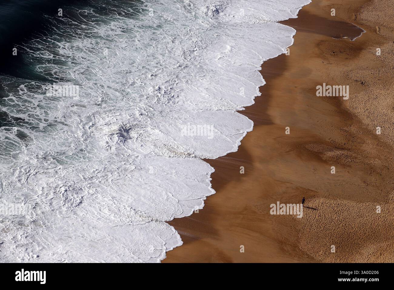 Vue aérienne des vagues à la plage de Praia da Nazaré, Portugal Banque D'Images