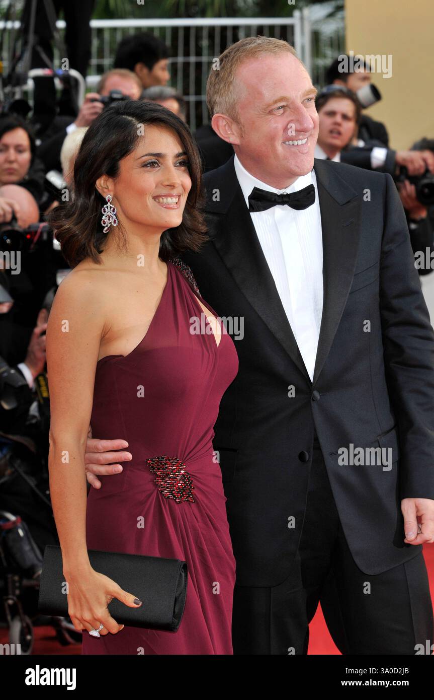 SALMA HAYEK & FRANCOIS PINAULT .portant Gucci. Lors de la cérémonie d'ouverture et de la projection de 'Robin des bois' présenté hors compétition au 63ème Festival de Cannes, Cannes, France, .12 mai 2010..arrivées demi-longueur Bordeaux marron rouge une épaule robe fendue perlée mari marié femme couple noeud noir tuxedo tux côté souriant pochette sac .Cap/PL.©Phil Loftus/Capital Pictures. Banque D'Images