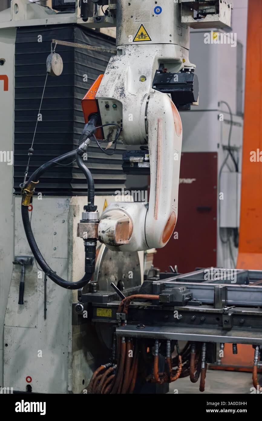 Robot industriel pour le soudage de pièces métalliques. Banque D'Images