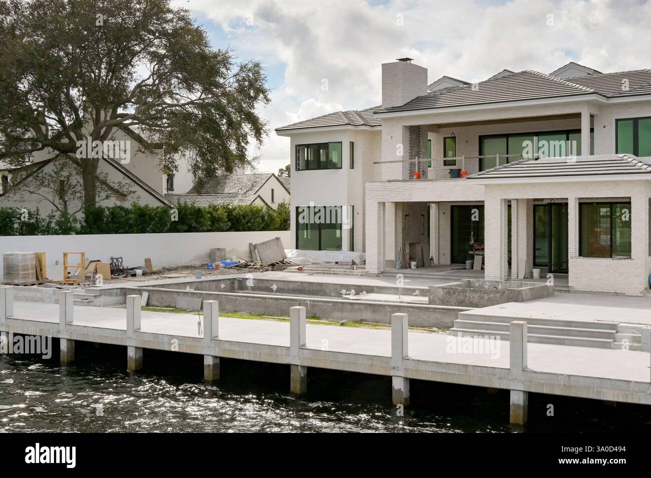 Fort Lauderdale, Floride, États-Unis - 2 décembre 2023 : Maison de luxe en construction sur le front de mer à Fort Lauderdale. Banque D'Images Fort Lauderdale, Floride, États-Unis - 2 décembre 2023 : Maison de luxe en construction sur le front de mer à Fort Lauderdale. Banque D'Images