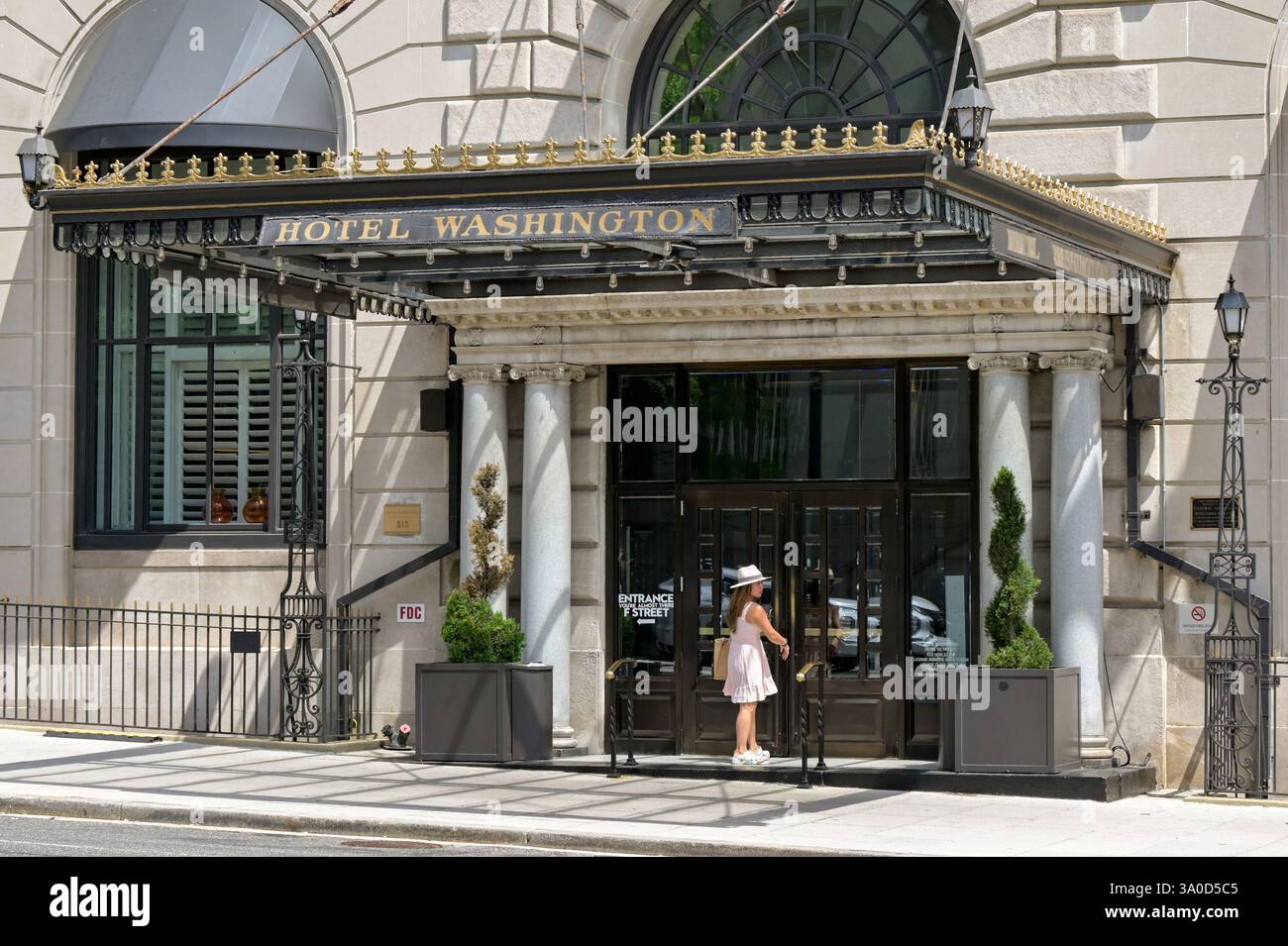 Washington DC, États-Unis - 30 avril 2024 : personne entrant à l'hôtel Washington dans le centre-ville de Washington DC. Banque D'Images