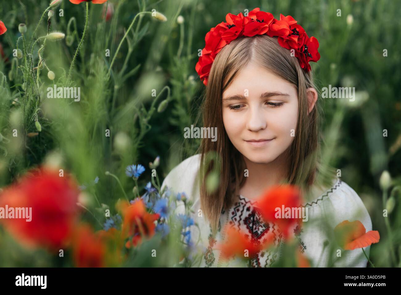 Journée de la Constitution ukrainienne. 24 août. Fête patriotique. portrait extérieur. Fille en broderie traditionnelle collectant des coquelicots dans le champ. Blooming Poppi Banque D'Images